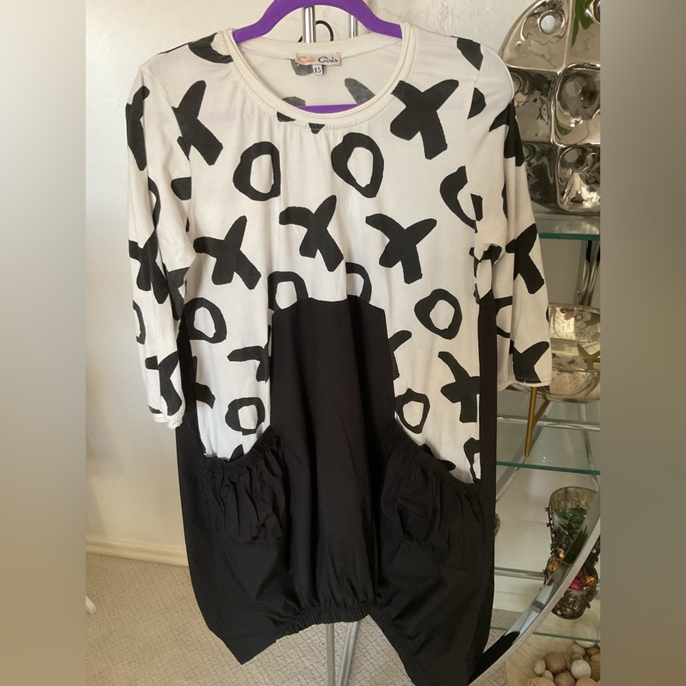 Black & White XOXO Pattern Tunic Top by Cali Girls. XS